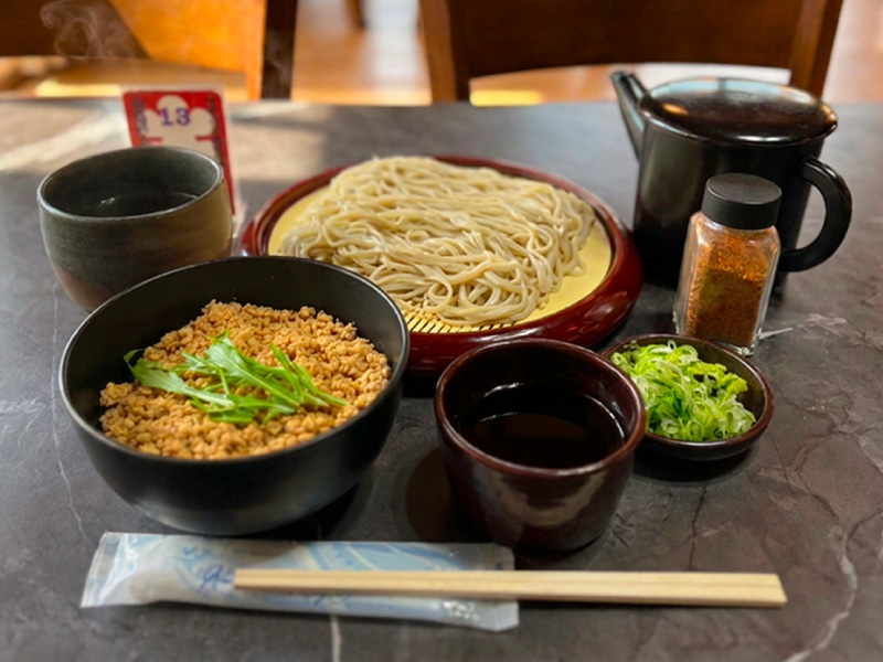 1,500円コース 更科そば・薬味・特製そぼろ丼