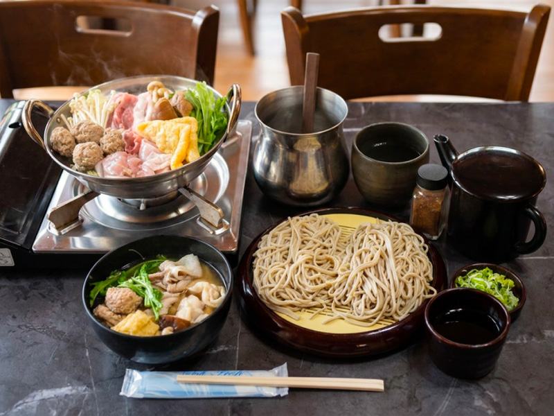 2,500円コース 力貴庵特製ちゃんこ・更科そばと田舎そばの合盛り食べ比べ・薬味